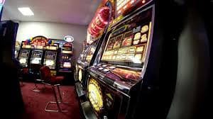 Pemain menggunakan smartphone untuk betting sepak bola di Jakarta malam hari